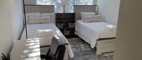 2 makuuhuonetta, työpöytä, silitysrauta/-lauta, vauvan matkasänky