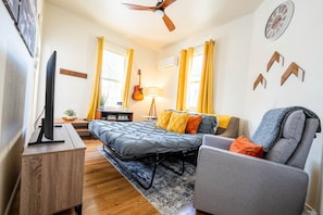 1 chambre, bureau, fer et planche à repasser, lit parapluie