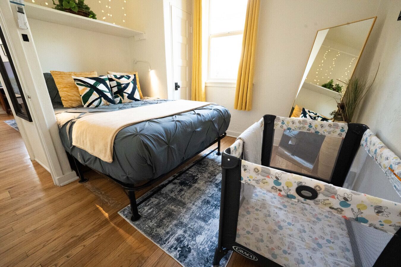 1 habitación, escritorio, tabla de planchar con plancha y cuna de viaje 