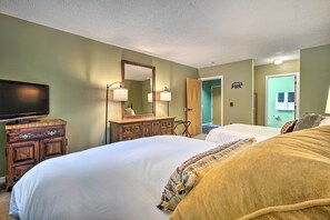 2 bedrooms, desk, iron/ironing board, travel cot - Cozy Ski-In/Ski-Out Condo on Magic Mountain (Londonderry)