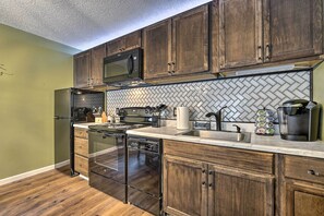 Fridge, microwave, stovetop, dishwasher - Cozy Ski-In/Ski-Out Condo on Magic Mountain (Londonderry)