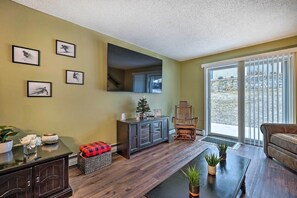 Flat-screen TV - Cozy Ski-In/Ski-Out Condo on Magic Mountain (Londonderry)