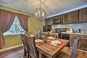 Fridge, microwave, stovetop, dishwasher - Cozy Ski-In/Ski-Out Condo on Magic Mountain (Londonderry)