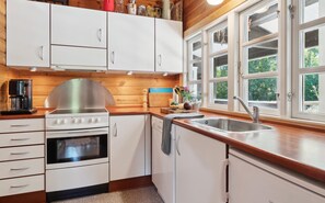 Fridge, oven, stovetop, dishwasher - 3 bedroom amazing home in Samsø (Samsø)