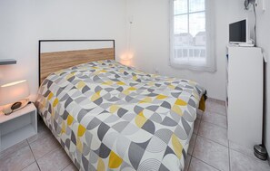 2 bedrooms, travel crib, free WiFi
