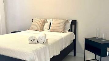 2 bedrooms, desk, iron/ironing board, WiFi