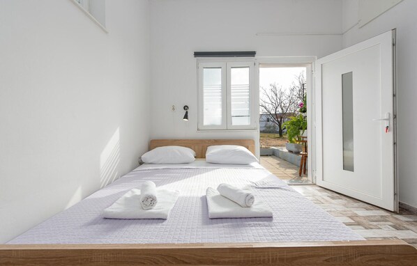 Travel crib, free WiFi, bed sheets