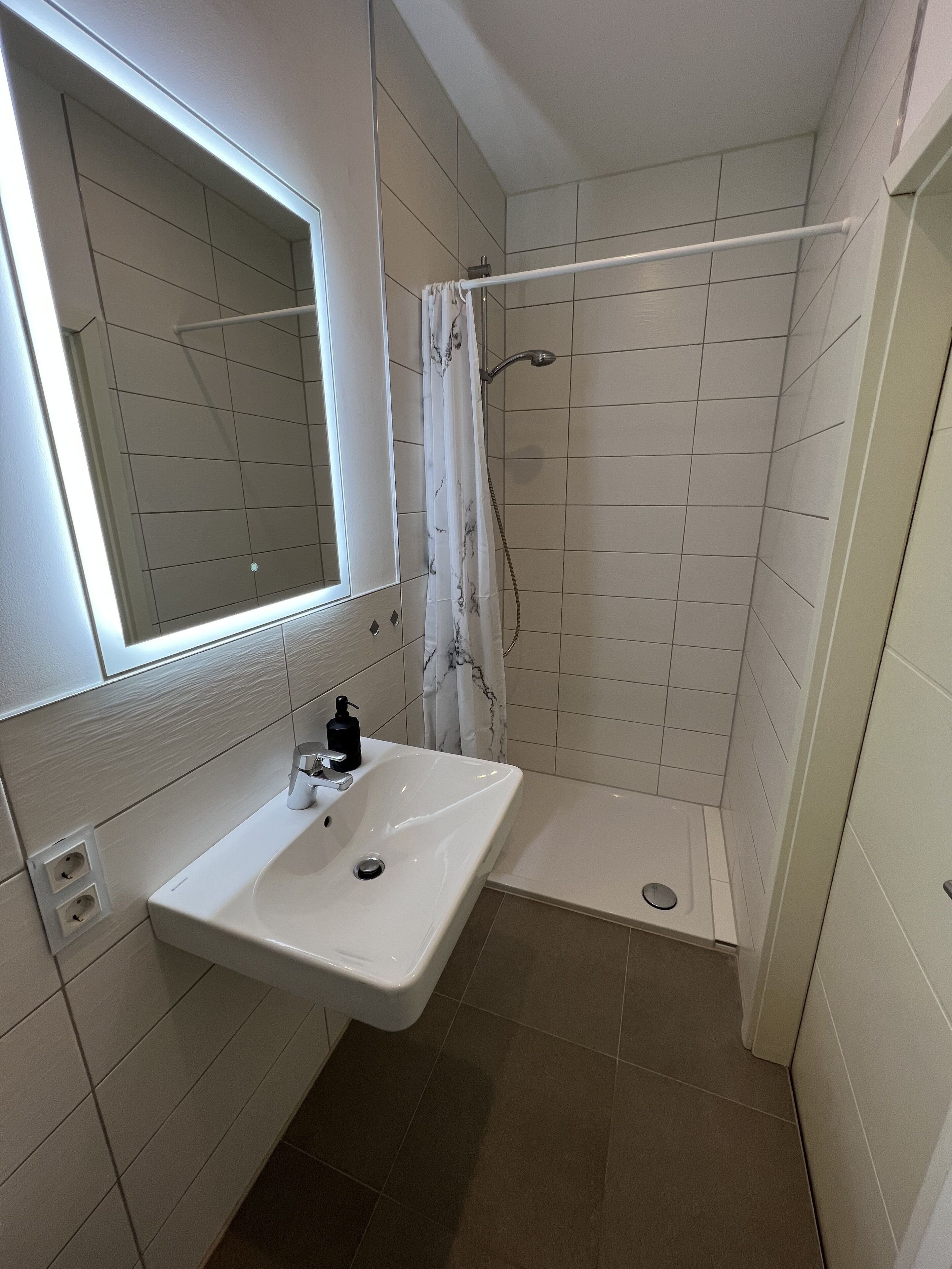 Dusche, Haartrockner, Handtücher, Seife