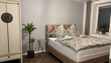 1 Schlafzimmer, Schreibtisch, Reisekinderbett, WLAN