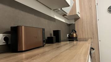 Fridge, oven, stovetop, coffee/tea maker