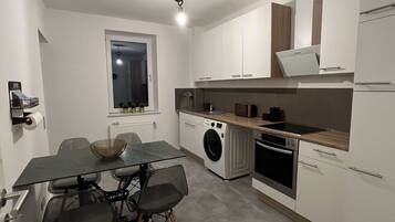 Fridge, oven, stovetop, coffee/tea maker