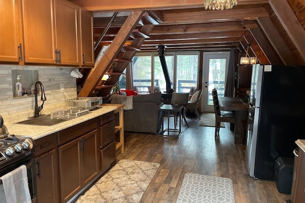 Jääkaappi, mikroaaltouuni, uuni, liesi