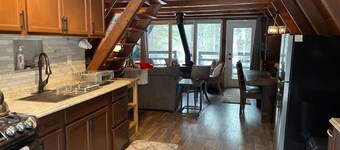 Rustic River Retreat - Pet Friendly - WIFI - 12 minutes to Sugar Bowl Resort