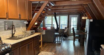 Rustic River Retreat - Pet Friendly - WIFI - 12 minutes to Sugar Bowl Resort