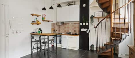 Fridge, stovetop, dishwasher, coffee/tea maker