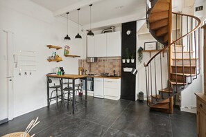 ثلاجة، موقد طهي مسطح، غسالة أطباق، ماكينة لصنع القهوة/الشاي