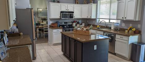 Jääkaappi, mikroaaltouuni, uuni, liesi