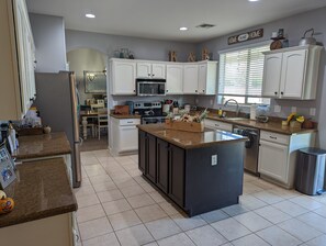 Frigorifero, microonde, forno, piano cottura