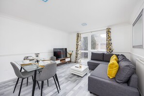 Smart TV - Lovely 2 Bed House in Grays, Essex. (Grays)