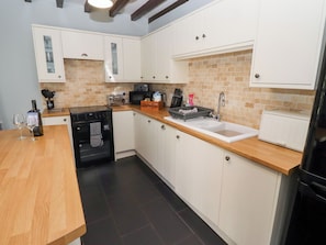 Cottage | Private kitchen | Fridge, dishwasher, cookware/dishes/utensils