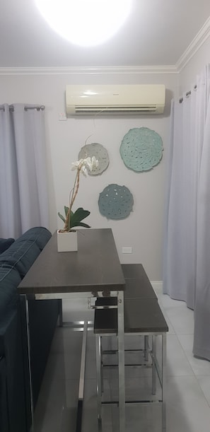 Executive Apartment | In-room dining - 5 Star Fresh And Clean Condo In New Kingston (Kingston)