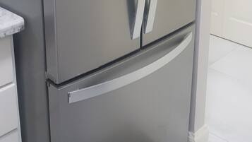 Executive Apartment | Dapur peribadi | Peti sejuk/penyejuk beku saiz penuh, ketuhar gelombang mikro, pengisar