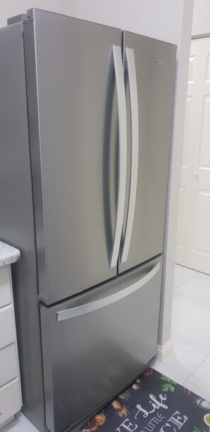 Executive Apartment | Dapur peribadi | Peti sejuk/penyejuk beku saiz penuh, ketuhar gelombang mikro, pengisar