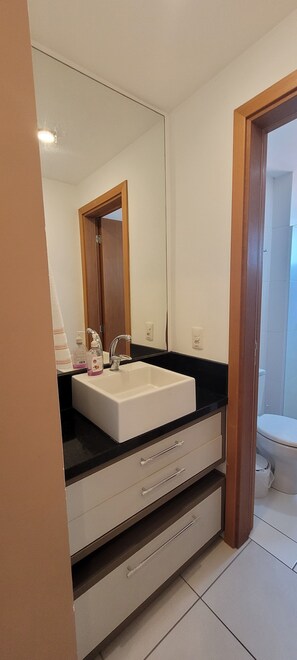 シャワー、ヘアドライヤー、タオル