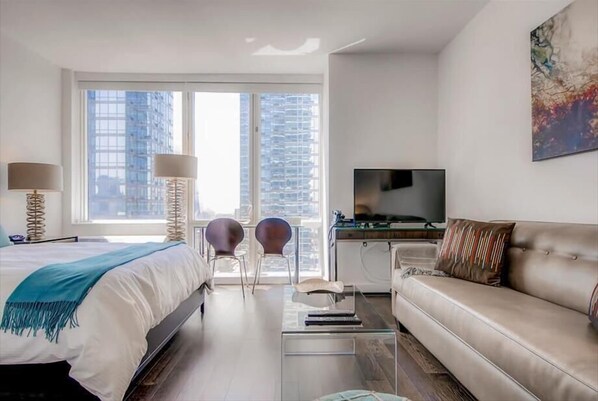 Escritorio, tabla de planchar con plancha, wifi gratis y ropa de cama