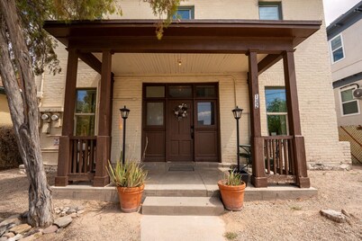 Spring Serenity! Chic 1BR Apt – Walk to UofA!