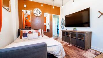 1 habitación, escritorio, tabla de planchar con plancha y cuna de viaje