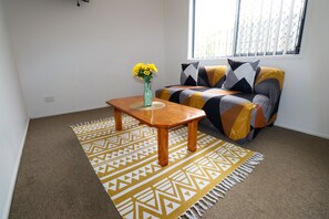 TV - BLK Stays Guest House Deluxe Back Unit Bellmere (Bellmere)