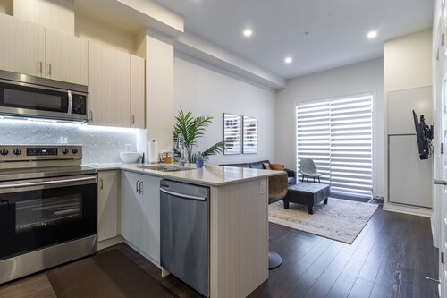 Premium 1 Bed w/ Rental Car, WiFi, Netflix and Prime Included