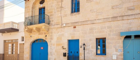 تفاصيل الفندق من الخارج