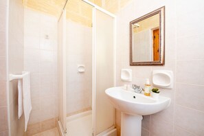 Chuveiro, secador de cabelo, toalhas de banho 