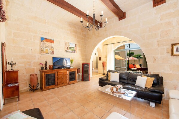 TV, fireplace - Ta Indri Holiday Home (Iż-Żebbuġ)