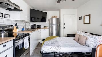 Frigorifero, microonde, forno, piano cottura