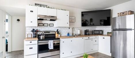 Køleskab, mikrobølgeovn, ovn, kogeplade