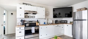 Bright 2BR Oasis – Desert Charm & BBQ Nights!