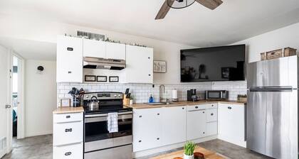 Bright 2BR Oasis – Desert Charm & BBQ Nights!