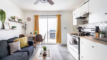 Jääkaappi, mikroaaltouuni, uuni, liesi