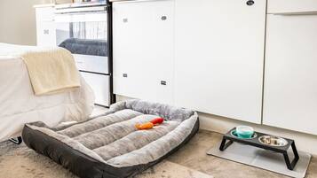 2 habitaciones, escritorio, tabla de planchar con plancha y wifi gratis