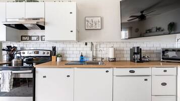 Een koelkast, een microgolfoven, een oven, een kookplaat