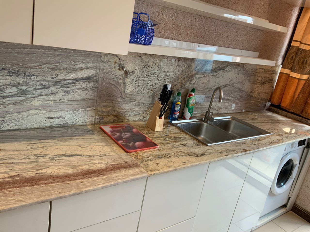 Frigorífico, microondas y placa de cocina