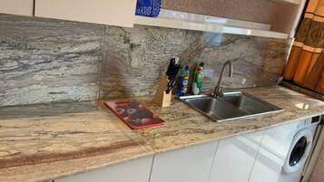 Frigorífico, microondas y placa de cocina