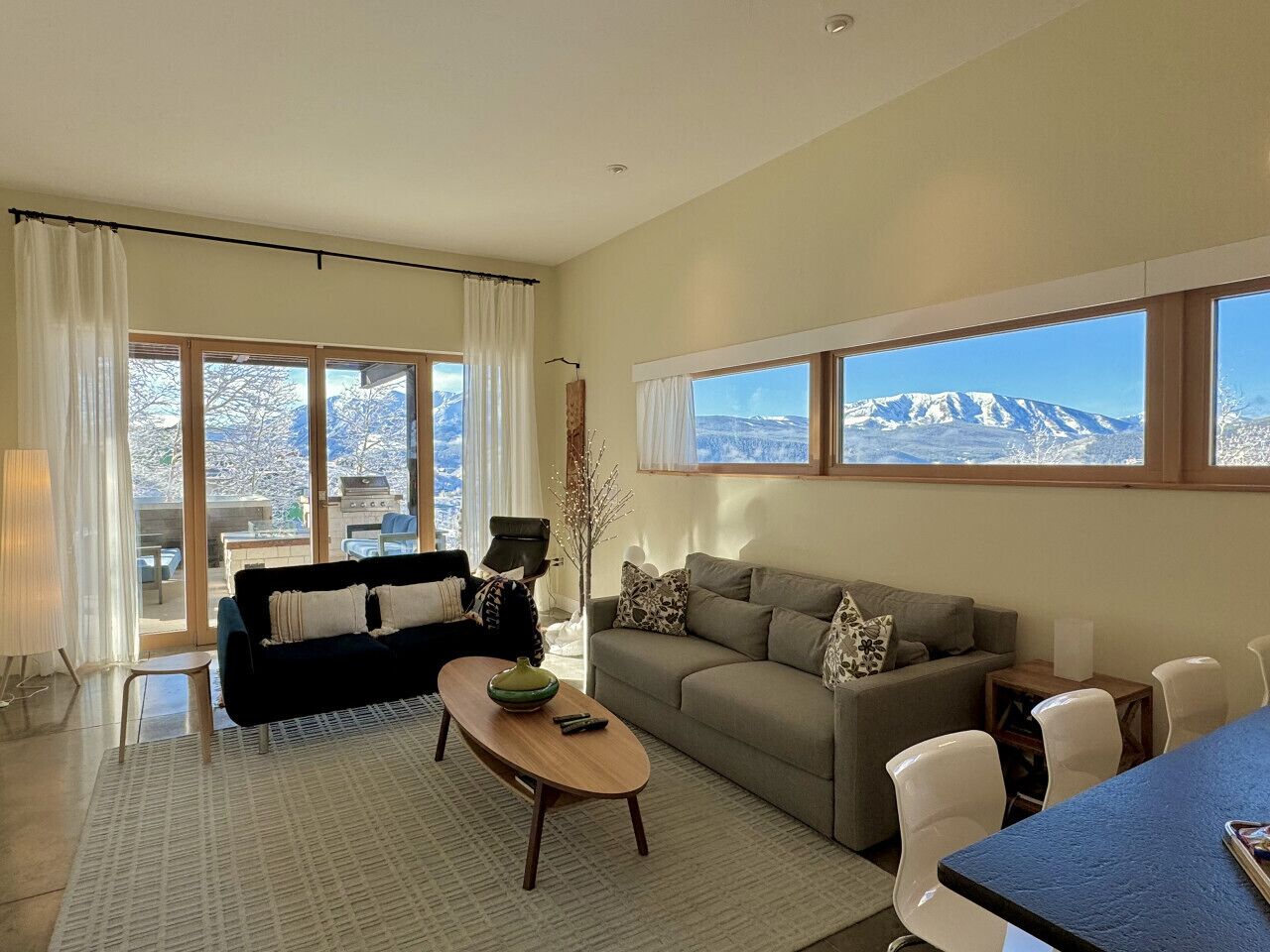 Smart-TV, Bücher, Stereoanlage