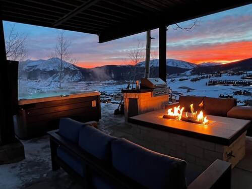 Modern guesthouse with spectacular views, ski-in/ski-out access, and a private hot tub. Fully equipped, beautifully maintained, and minutes from downtown Crested Butte.