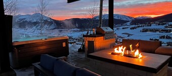 Modern guesthouse with spectacular views, ski-in/ski-out access, and a private hot tub. Fully equipped, beautifully maintained, and minutes from downtown Crested Butte.