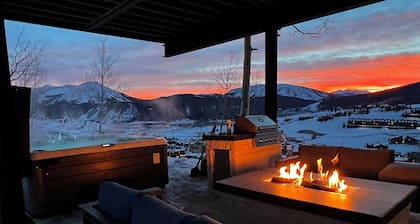 Modern slopeside guesthouse with spectacular views, ski-in/ski-out access, and a private hot tub. Fully equipped, beautifully maintained, and minutes from downtown Crested Butte.