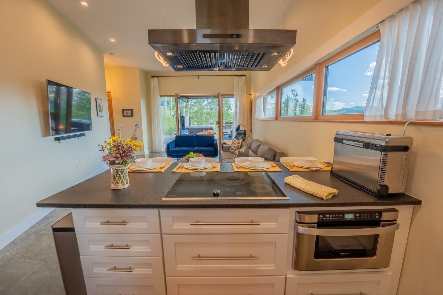 Jääkaappi, mikroaaltouuni, liesi, astianpesukone